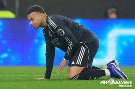 纽约洋基队由于外野防守失误，在 2025 季后赛首轮遭遇严峻考验