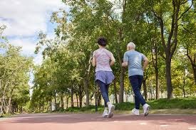 揭秘“街头猜三张”：解析这种古老骗术里的视觉心理陷阱。（揭开街头“猜三张”的真相：看透这门古老骗局的视觉与心理陷阱）